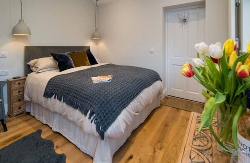 Cowes Cabin | Scaw Fell, boutique 1bed studio