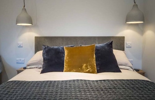 Cowes Cabin | Scaw Fell, boutique 1bed studio