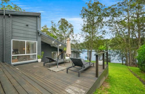 Avoca Beach House | Scenic 4-Bed Lake House 5-min Walk to Avoca Beach