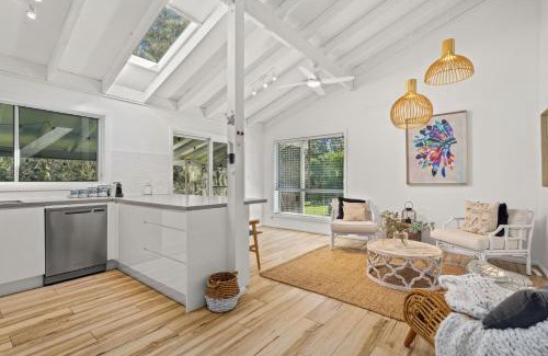 Avoca Beach House | Scenic 4-Bed Lake House 5-min Walk to Avoca Beach