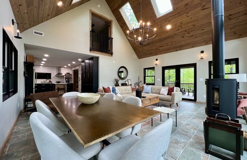 Frank Cabin | Scenic 7-acre mountain home, seasonal waterfall view, EV charger, dog friendly!