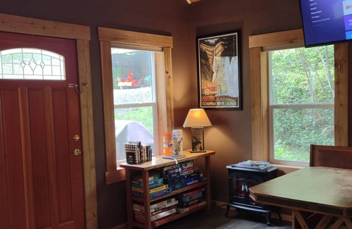 Alsea Cabin | Scenic cabin with a creek view