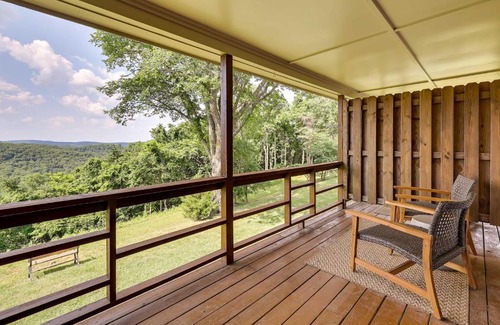 Eureka Springs Apartment | Scenic Eureka Springs Cabin Rental with Balcony!