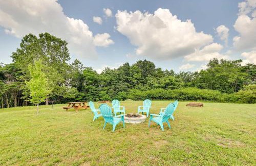Eureka Springs Apartment | Scenic Eureka Springs Cabin Rental with Balcony!