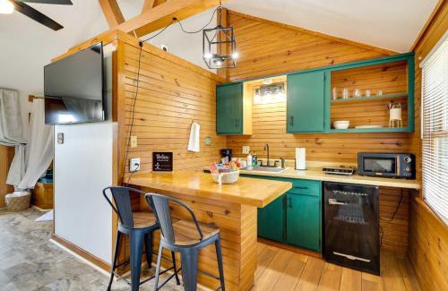 Eureka Springs Apartment | Scenic Eureka Springs Cabin Rental with Balcony!