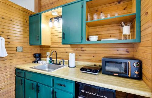 Eureka Springs Apartment | Scenic Eureka Springs Cabin Rental with Balcony!