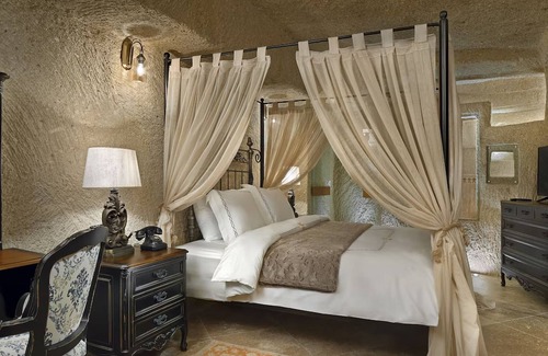 Mustafapasa Hotel | Scenic Garden Cave Suite with Lush Surroundings | Free Parking w/Outdoor Pool