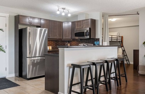 East Kootenay Apartment | Scenic Lakefront Getaway | Hot Tub | Pool | Gym