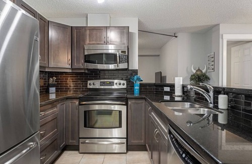 East Kootenay Apartment | Scenic Lakefront Getaway | Hot Tub | Pool | Gym