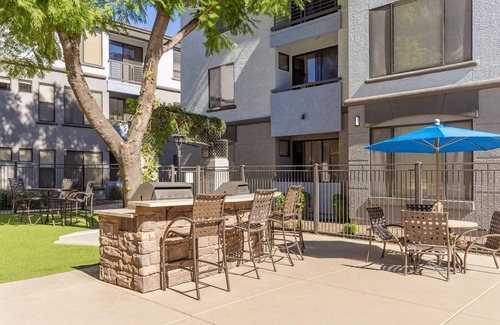Paradise Valley Village Apartment | Scenic North Phoenix Getaway – Cozy Apartment with Resort-Style Amenities!