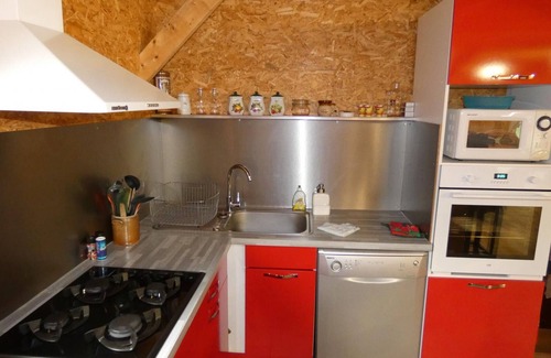 Vernusse Cottage | Scenic Retreat: Heated Pool, River, Gym, Sauna - Sleeps 5