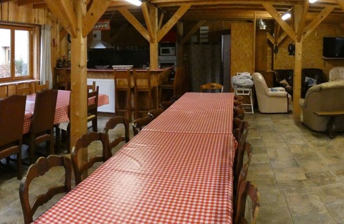 Vernusse Cottage | Scenic Retreat: Heated Pool, River, Gym, Sauna - Sleeps 5