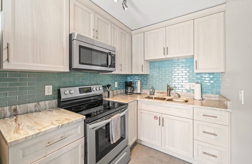 Orlando Beach Condo | Scenic Riverfront Suite W/Private Beach Access & Space for Memorable Events 🌊