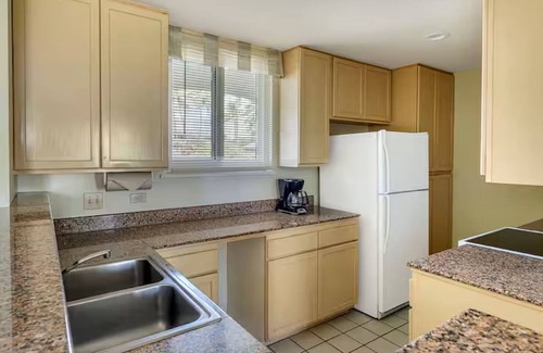 Poipu Hotel | Scenic Stay by Poipu Beach + Free Parking and Outdoor Pool + Kitchen