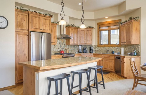 Bear Crossing House | Scenic townhouse w/hot tub & fireplace