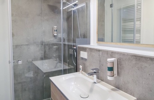 Friedrichshain Apartment | Schöne 3-Zimmerwohnung mit Lift im 1.OG für Familien und Gruppen