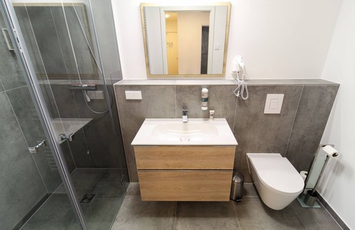 Friedrichshain Apartment | Schöne 3-Zimmerwohnung mit Lift im 1.OG für Familien und Gruppen