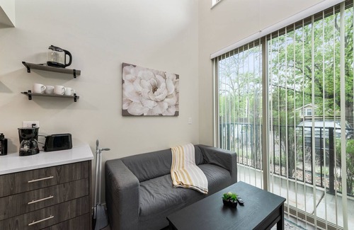 South Kansas City Apartment | Scholars Row 207 - Studio Suite!