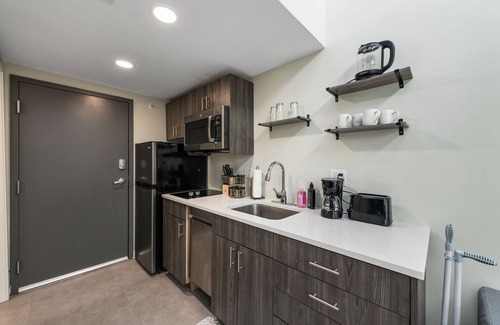 South Kansas City Apartment | Scholars Row 207 - Studio Suite!
