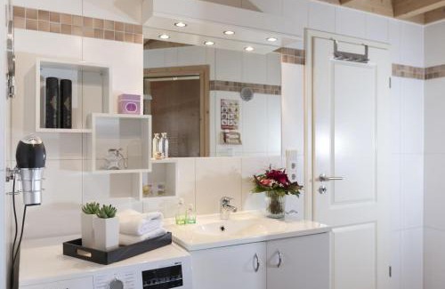 Greetsiel Apartment | Schwalbennest Greetsiel für bis zu 6 Personen mit Kaminofen, Whirlpool und Sauna - Haustiere herzlich willkommen, nah am Hafen