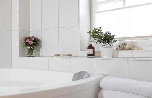 Greetsiel Apartment | Schwalbennest Greetsiel für bis zu 6 Personen mit Kaminofen, Whirlpool und Sauna - Haustiere herzlich willkommen, nah am Hafen