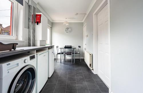 Larkhall Apartment | Scotia House -3 bed house in Larkhall with private driveway