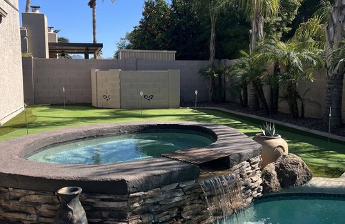 Barclay Place House | Scottsdale oasis. ☀️🏜️🌵 Pool, hot tub, fire pit, outdoor bar/tv, bbq & putt golf.