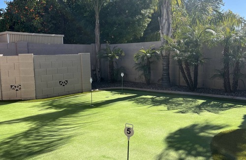 Barclay Place House | Scottsdale oasis. ☀️🏜️🌵 Pool, hot tub, fire pit, outdoor bar/tv, bbq & putt golf.