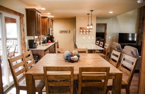 Reeds Spring Cabin | Screened-In Porch-Close to Shopping & Entertainment-Golf Course OnSite!