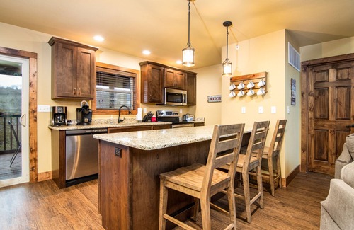 Reeds Spring Cabin | Screened-In Porch-Close to Shopping & Entertainment-Golf Course OnSite!