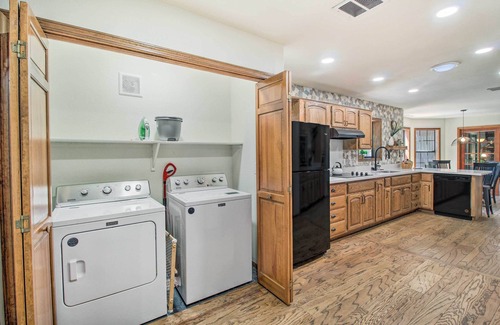 Pinetop-Lakeside Cottage | Screened Porch, Fenced Yard: Lakeside Retreat!