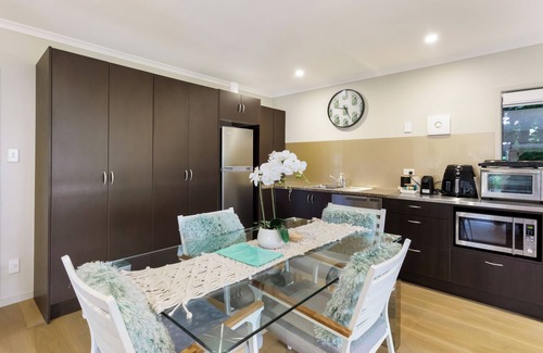 Bucklands Beach Apartment | Sea-batical Retreat.nDiscover your perfect, relaxing coastal escape.