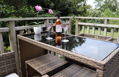 Bucklands Beach Apartment | Sea-batical Retreat.nDiscover your perfect, relaxing coastal escape.