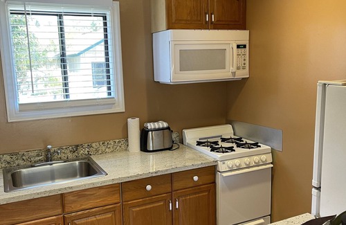 Pacific Grove Hotel | Sea Breeze Inn And Cottages