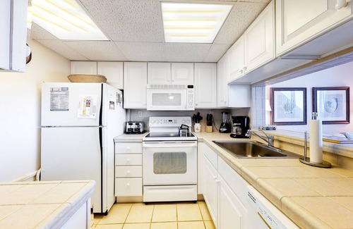Bethany Beach Condo | Sea Colony Ocean 1st-floor condo with pool & basketball court