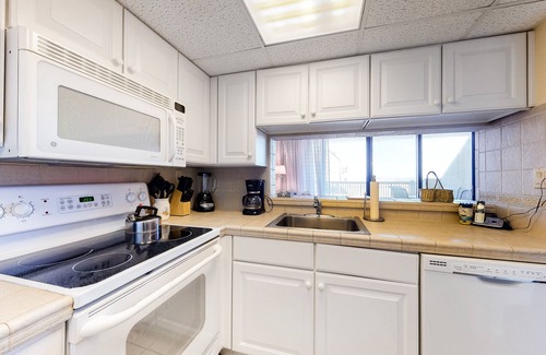 Bethany Beach Condo | Sea Colony Ocean 1st-floor condo with pool & basketball court