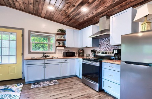 Crystal River House | Sea Cow Cabin Tiny Home Near Springs w/Yard, Fire Pit & Relaxing Porch