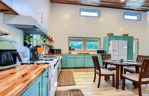 Crystal River House | Sea Cow Retreat - Near Springs + Porch, Covered Deck & Fire Pit