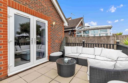 Peacehaven House | Sea Downs House with Free Parking By My Getaways