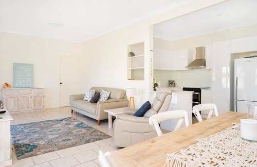 Woonona House | Sea Glass @ Woonona Beach - family holiday home