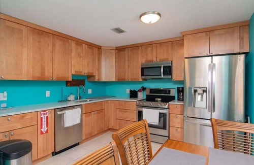 Marathon House | Sea La Vie | Waterfront Half Duplex w dockage
