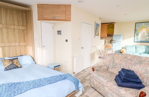 Bryn-crug Cabin | SEA MOSS CABIN, romantic, with pool in Tywyn