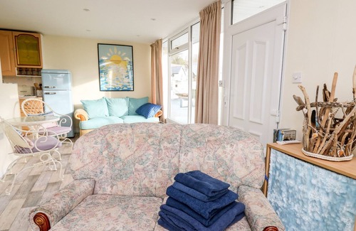 Bryn-crug Cabin | SEA MOSS CABIN, romantic, with pool in Tywyn