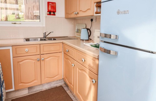 Bryn-crug Cabin | SEA MOSS CABIN, romantic, with pool in Tywyn