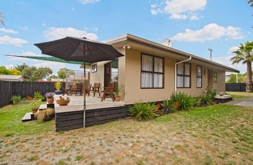 Papamoa Beach Cottage | Sea Peeks Holiday Home