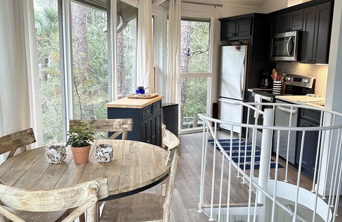 Sea Pines Villa | Sea Pines Treehouse steps to Harbour Town on Deer Island