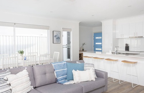 Kingscliff House | Sea Poppy - Beachside 4 Bedroom home with pool