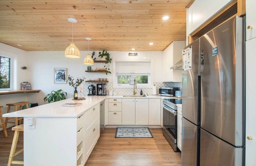 Campbell River House | Sea,Sunrises,Sauna | Oceanfront Stylish Retreat