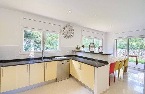 Sa Riera Villa | Sea view + private pool, wifi internet, garden with lawn, parking and garage