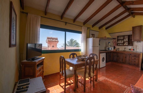 Isora Cottage | Sea Views and BBQ in this Cozy Rural House